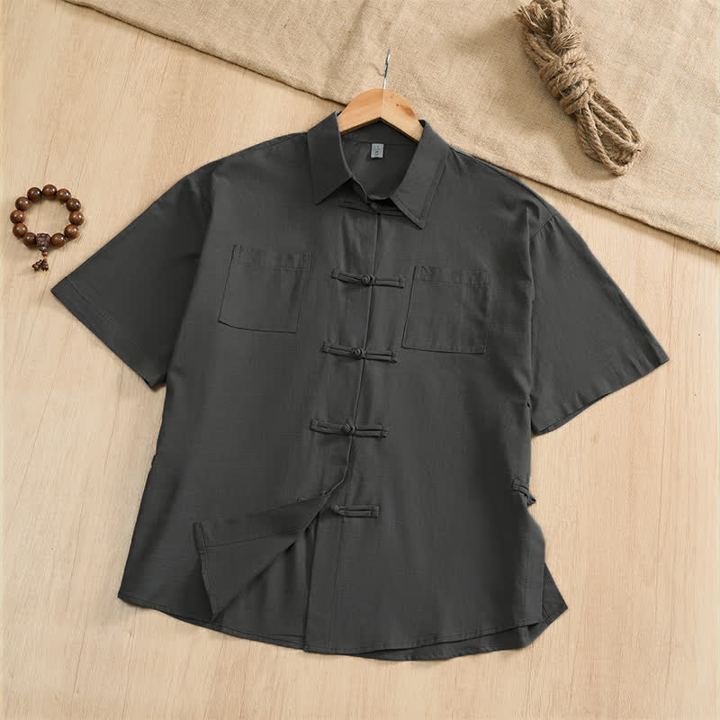 Buddha Stones Camicia da uomo estiva casual a maniche corte con bottoni a rana, tinta unita e tasche applicate, stile Tang. - Grigio tenue - US/UK/AU46, EU56 (5XL) - image 0