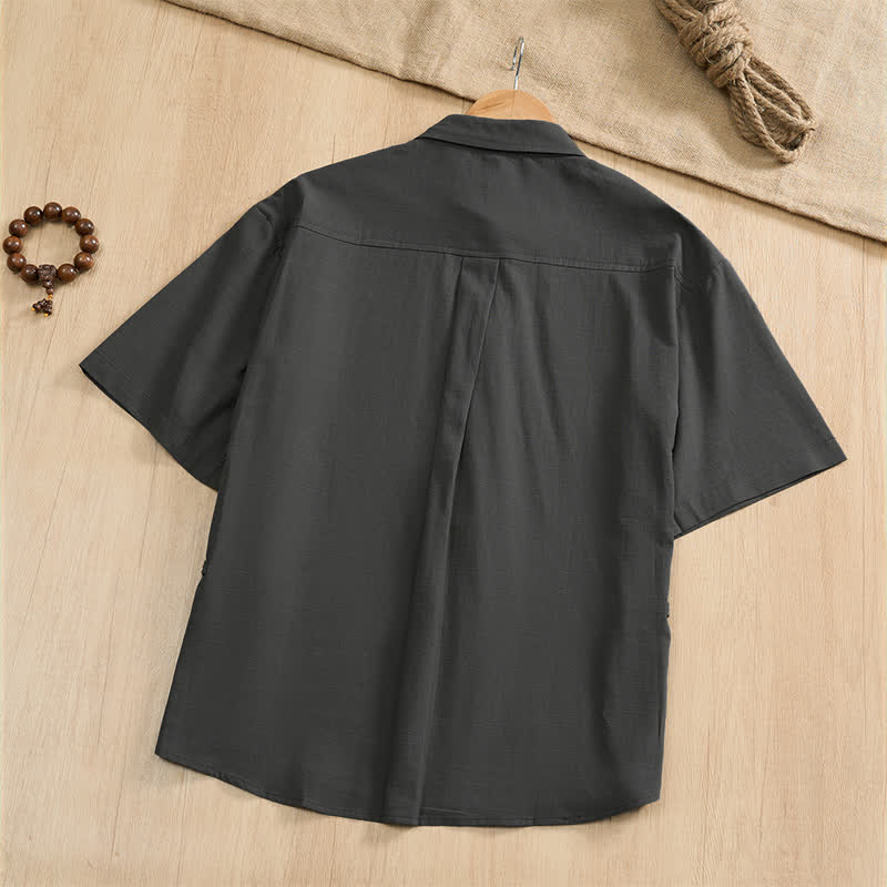 Buddha Stones Camicia da uomo estiva casual a maniche corte con bottoni a rana, tinta unita e tasche applicate, stile Tang. - image 1