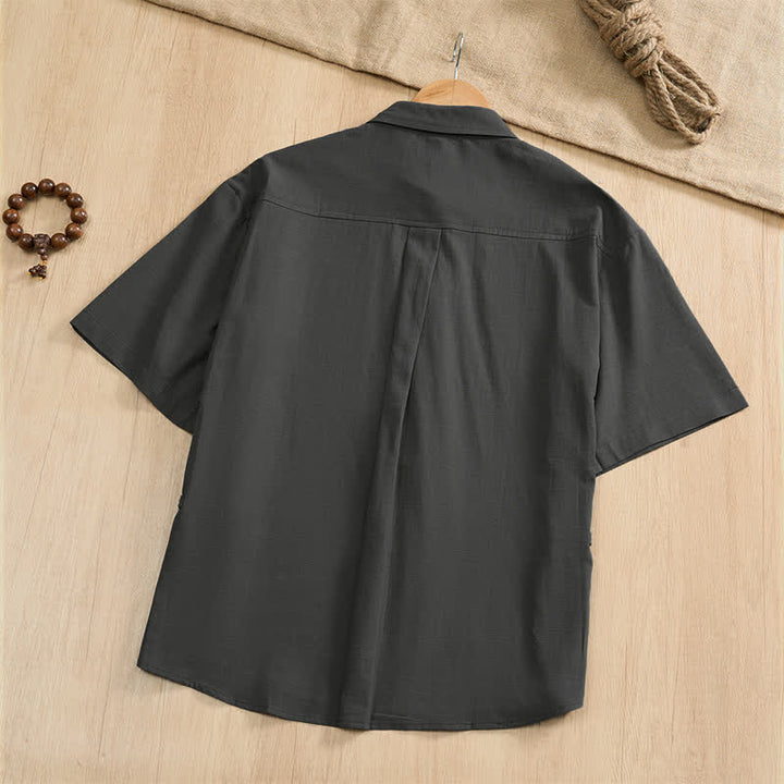 Buddha Stones Camicia da uomo estiva casual a maniche corte con bottoni a rana, tinta unita e tasche applicate, stile Tang. - image 1