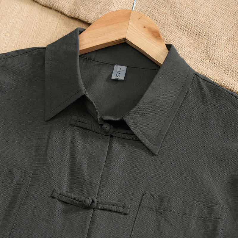 Buddha Stones Camicia da uomo estiva casual a maniche corte con bottoni a rana, tinta unita e tasche applicate, stile Tang. - image 2