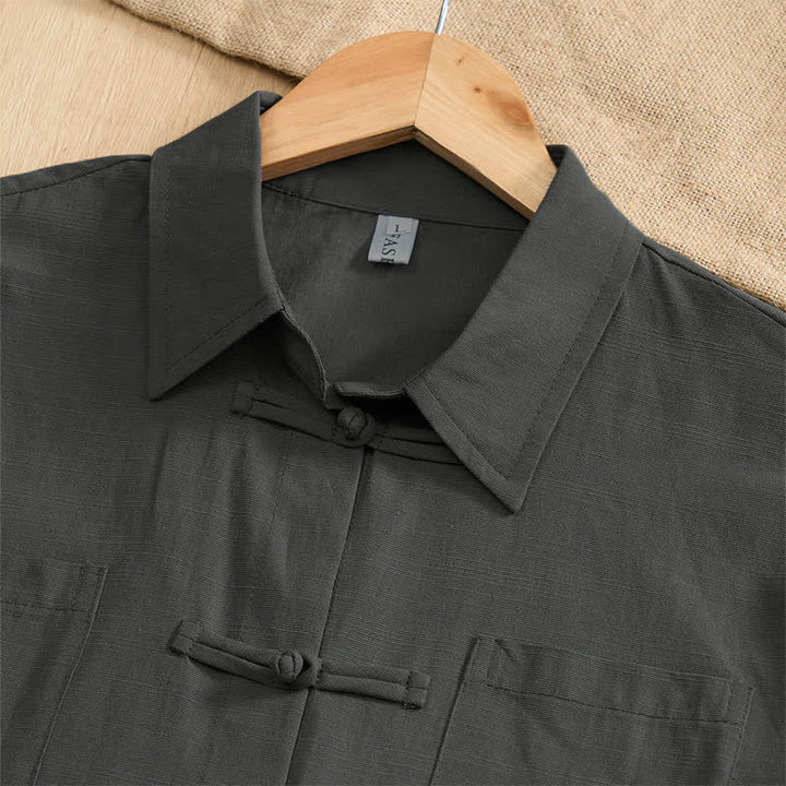 Buddha Stones Camicia da uomo estiva casual a maniche corte con bottoni a rana, tinta unita e tasche applicate, stile Tang. - image 2