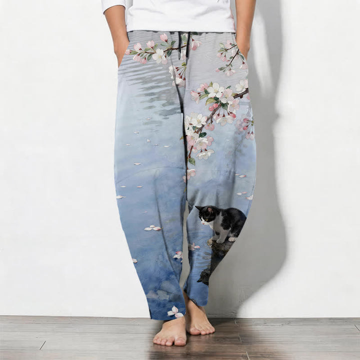 Buddha Stones Pantaloni da uomo affusolati con coulisse e tasche, in puro cotone, con motivo a gatti Sakura e riflessi sull'acqua. - Azzurro chiaro - US/UK/AU50, EU60 (5XL) - image 0