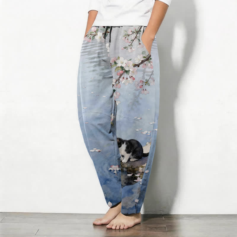 Buddha Stones Pantaloni da uomo affusolati con coulisse e tasche, in puro cotone, con motivo a gatti Sakura e riflessi sull'acqua. - image 1