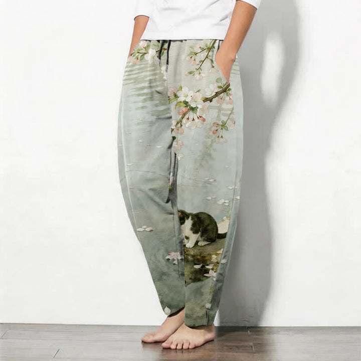 Buddha Stones Pantaloni da uomo affusolati con coulisse e tasche, in puro cotone, con motivo a gatti Sakura e riflessi sull'acqua. - image 8