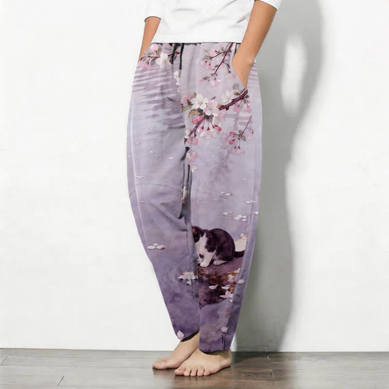 Buddha Stones Pantaloni da uomo affusolati con coulisse e tasche, in puro cotone, con motivo a gatti Sakura e riflessi sull'acqua. - image 12