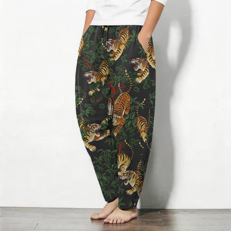 Buddha Stones Pantaloni da uomo affusolati con coulisse e tasche, in puro cotone, con stampa tigre e foglie di bambù. - image 1
