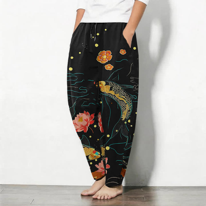 Buddha Stones Pantaloni da uomo affusolati con coulisse e tasche, in puro cotone, con motivo a onde di loto e koi dorati. - image 1