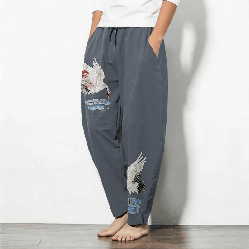 Buddha Stones Pantaloni da uomo affusolati in puro cotone con coulisse e tasche, fantasia a gru e corona rossa. - image 1