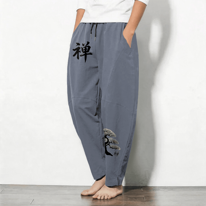 Buddha Stones Pantaloni da uomo affusolati in puro cotone con motivo zen bonsai tramonto e coulisse, con tasche. - image 1