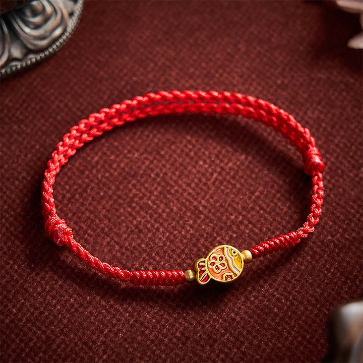 Buddha Stones Braccialetto portafortuna con fiori e pesci koi intrecciati a mano e corda rossa - Rosso (Circonferenza del polso: 5,9–8,3 pollici / 15–21 cm) - image 0