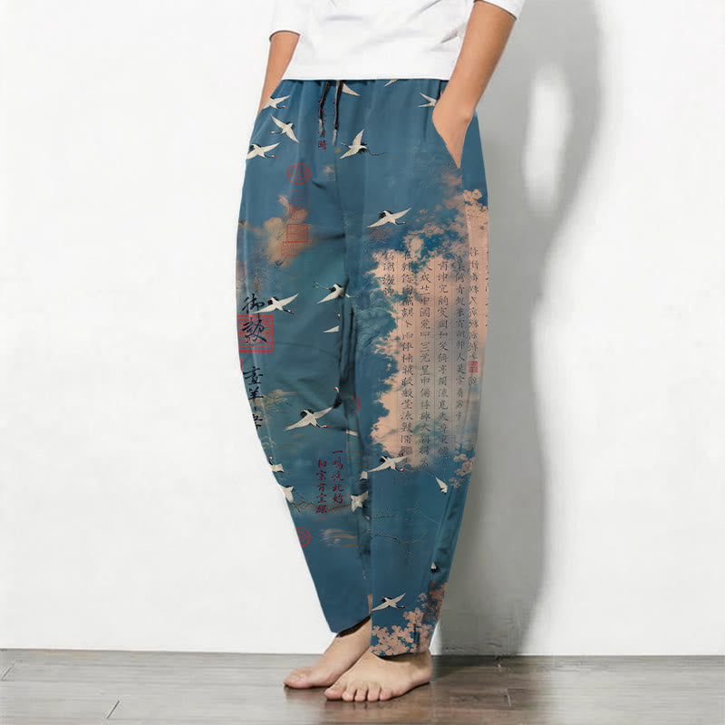 Buddha Stones Pantaloni da uomo affusolati con coulisse e tasche, in puro cotone, con motivo calligrafico di gru e nuvole. - image 1