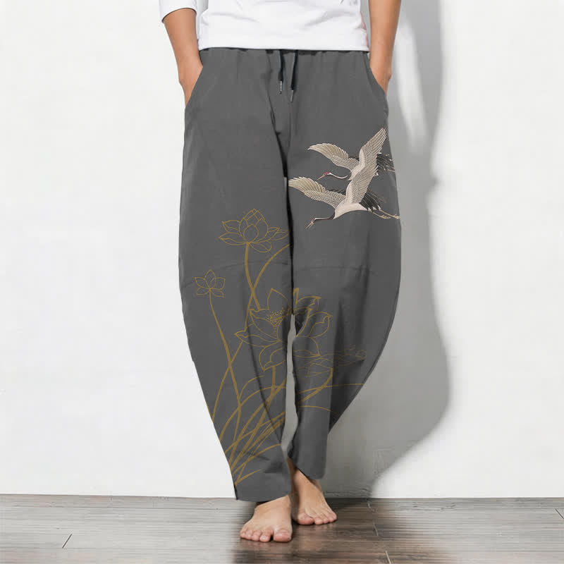 Buddha Stones Pantaloni da uomo affusolati con coulisse e tasche, in puro cotone, con motivo gru volante e loto. - Grigio tenue - US/UK/AU50, EU60 (5XL) - image 0