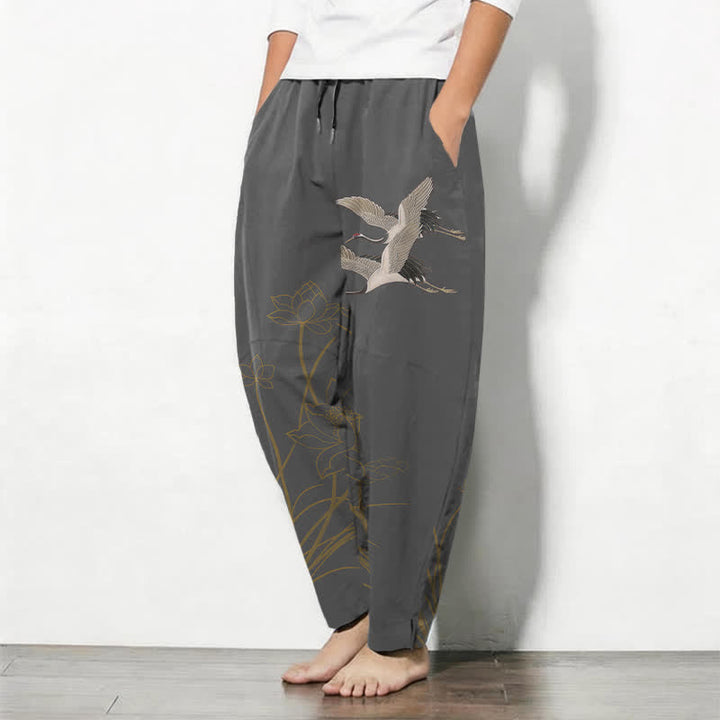 Buddha Stones Pantaloni da uomo affusolati con coulisse e tasche, in puro cotone, con motivo gru volante e loto. - image 1