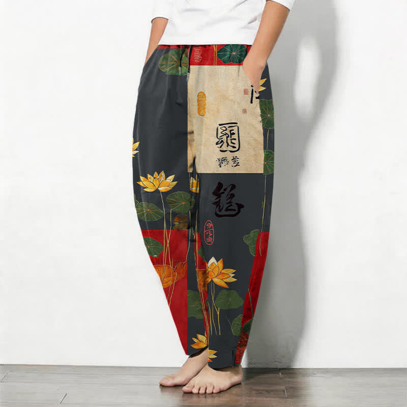Buddha Stones Pantaloni da uomo affusolati con coulisse e tasche, in puro cotone, con motivo patchwork a calligrafia di loto. - image 1