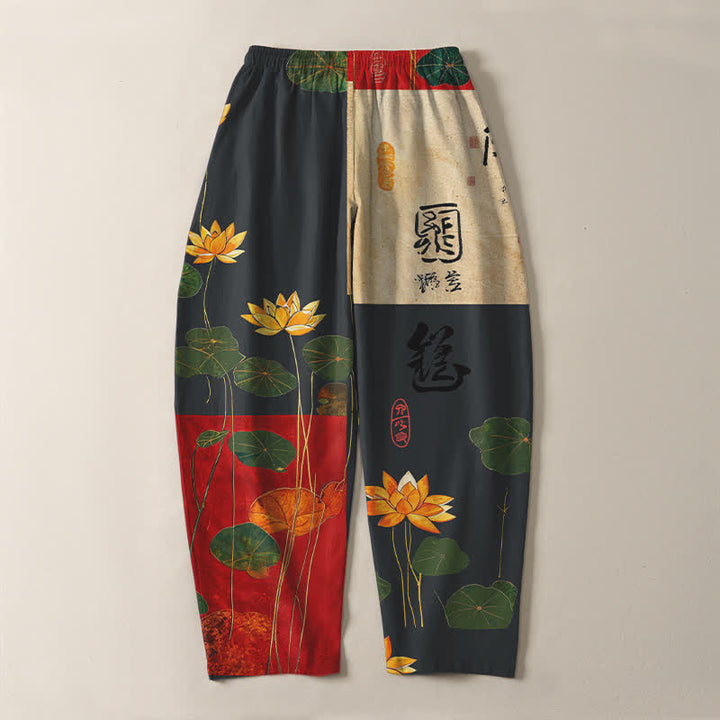 Buddha Stones Pantaloni da uomo affusolati con coulisse e tasche, in puro cotone, con motivo patchwork a calligrafia di loto. - image 3