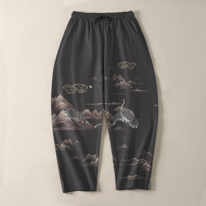 Buddha Stones Pantaloni da uomo affusolati con coulisse e tasche, in puro cotone, con motivo gru, nuvole e montagne. - image 2