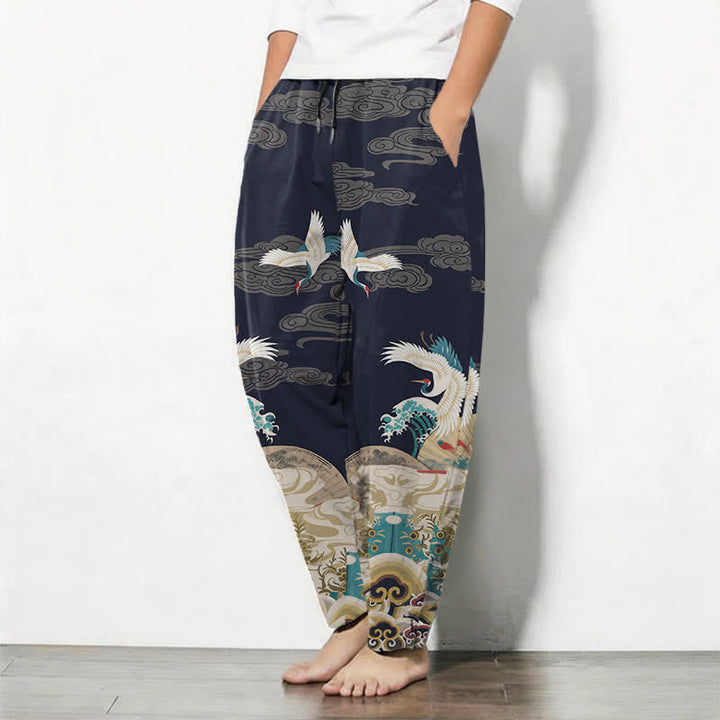Buddha Stones Pantaloni da uomo affusolati con coulisse e tasche, in puro cotone, con motivo a onde e nuvole, stampa gru. - image 1