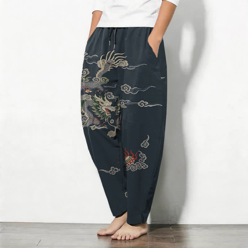 Buddha Stones Pantaloni da uomo affusolati con coulisse e tasche, in puro cotone, con motivo drago, nuvola e palla di fuoco. - image 1