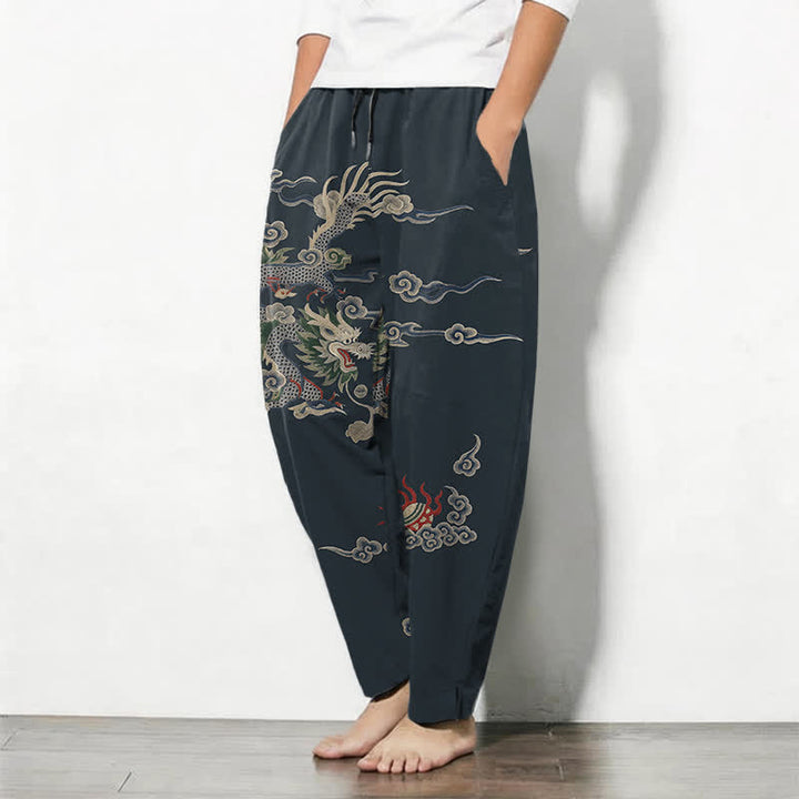 Buddha Stones Pantaloni da uomo affusolati con coulisse e tasche, in puro cotone, con motivo drago, nuvola e palla di fuoco. - image 1
