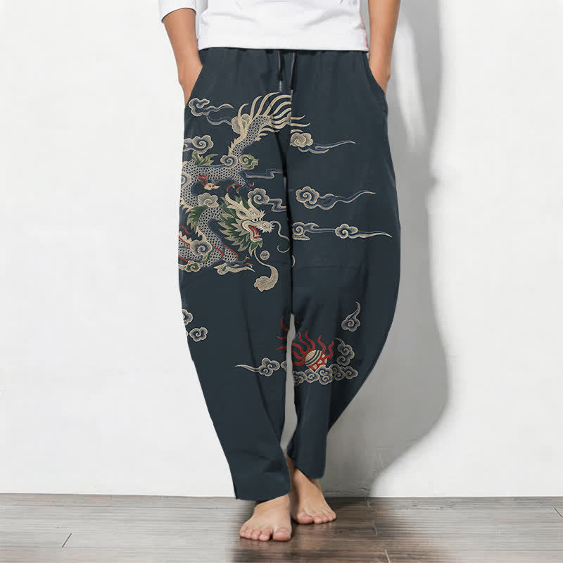 Buddha Stones Pantaloni da uomo affusolati con coulisse e tasche, in puro cotone, con motivo drago, nuvola e palla di fuoco. - Marina - US/UK/AU50, EU60 (5XL) - image 0
