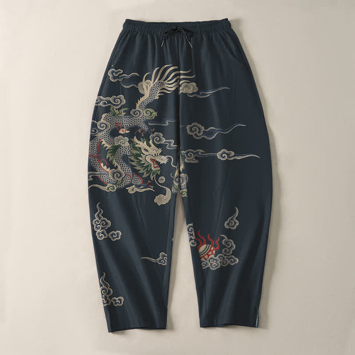 Buddha Stones Pantaloni da uomo affusolati con coulisse e tasche, in puro cotone, con motivo drago, nuvola e palla di fuoco. - image 2