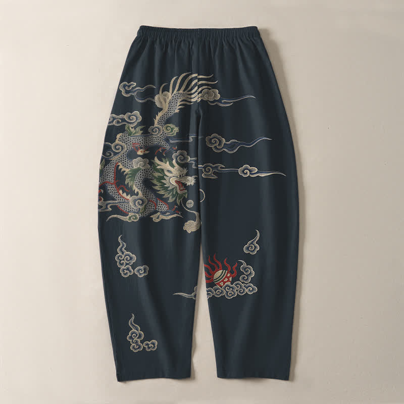 Buddha Stones Pantaloni da uomo affusolati con coulisse e tasche, in puro cotone, con motivo drago, nuvola e palla di fuoco. - image 3