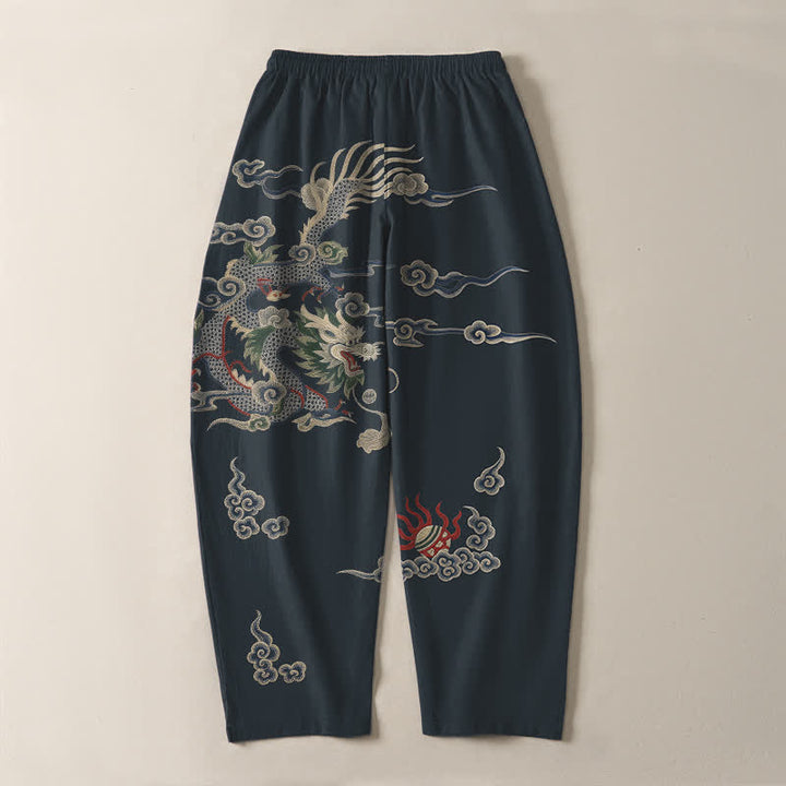 Buddha Stones Pantaloni da uomo affusolati con coulisse e tasche, in puro cotone, con motivo drago, nuvola e palla di fuoco. - image 3