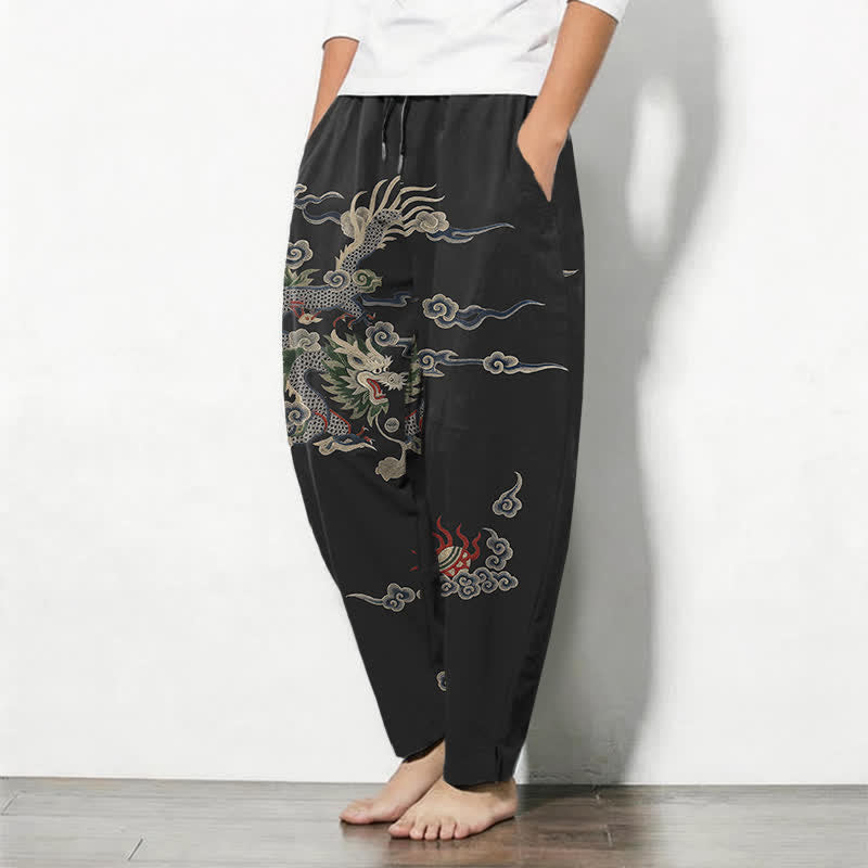 Buddha Stones Pantaloni da uomo affusolati con coulisse e tasche, in puro cotone, con motivo drago, nuvola e palla di fuoco. - image 12