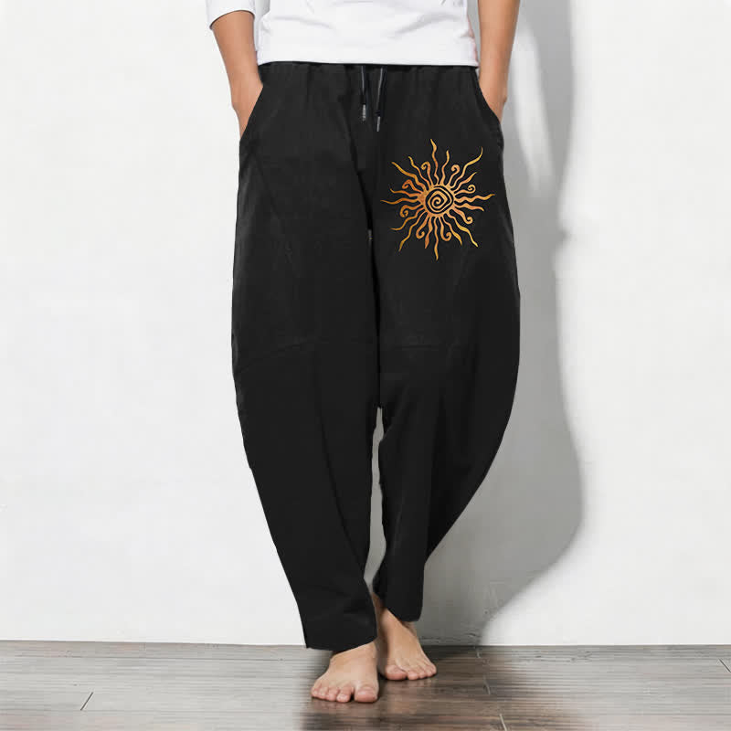 Buddha Stones Pantaloni da uomo affusolati in puro cotone con motivo a spirale "Sole Dorato" e coulisse, con tasche. - Nero - US/UK/AU50, EU60 (5XL) - image 0
