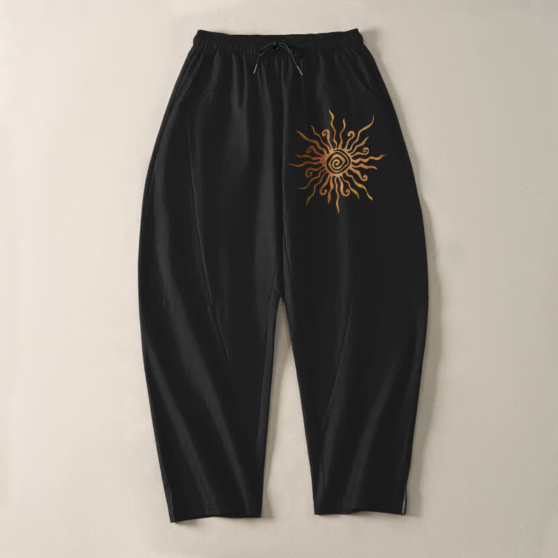 Buddha Stones Pantaloni da uomo affusolati in puro cotone con motivo a spirale "Sole Dorato" e coulisse, con tasche. - image 2