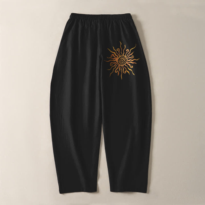 Buddha Stones Pantaloni da uomo affusolati in puro cotone con motivo a spirale "Sole Dorato" e coulisse, con tasche. - image 3