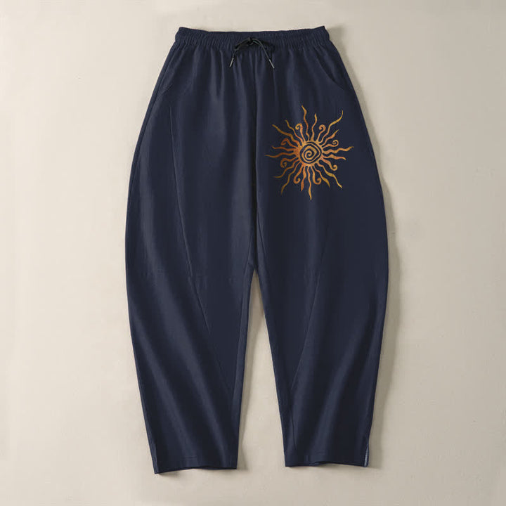 Buddha Stones Pantaloni da uomo affusolati in puro cotone con motivo a spirale "Sole Dorato" e coulisse, con tasche. - image 9