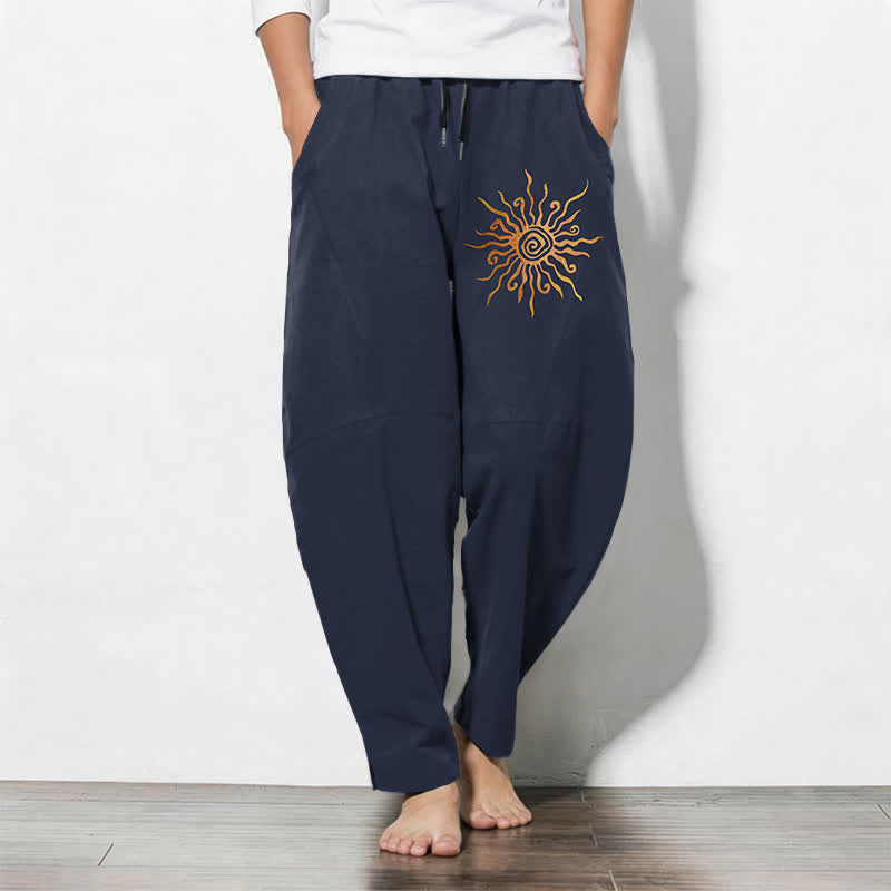 Buddha Stones Pantaloni da uomo affusolati in puro cotone con motivo a spirale "Sole Dorato" e coulisse, con tasche. - Marina - US/UK/AU50, EU60 (5XL) - image 7