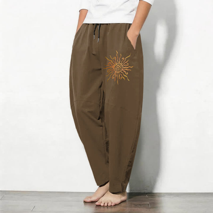 Buddha Stones Pantaloni da uomo affusolati in puro cotone con motivo a spirale "Sole Dorato" e coulisse, con tasche. - image 12