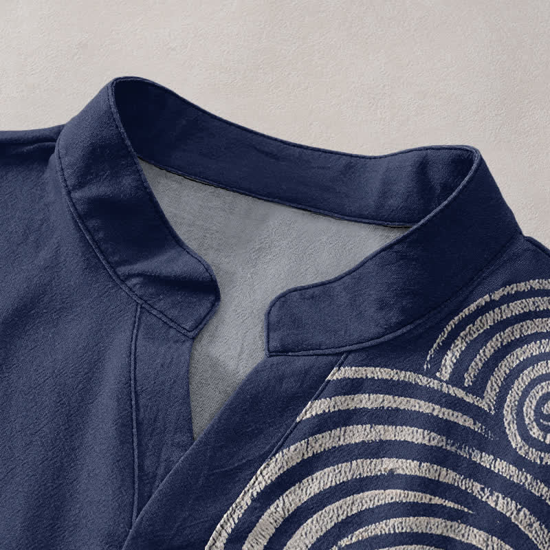 Buddha Stones Camicia da uomo a maniche corte con mezzo bottone e motivo a spirale in cotone. - image 2