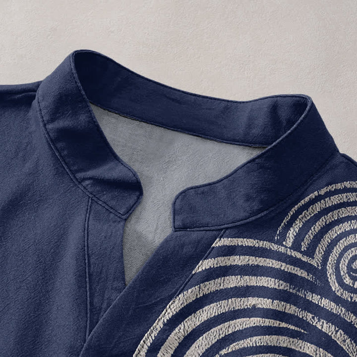 Buddha Stones Camicia da uomo a maniche corte con mezzo bottone e motivo a spirale in cotone. - image 2