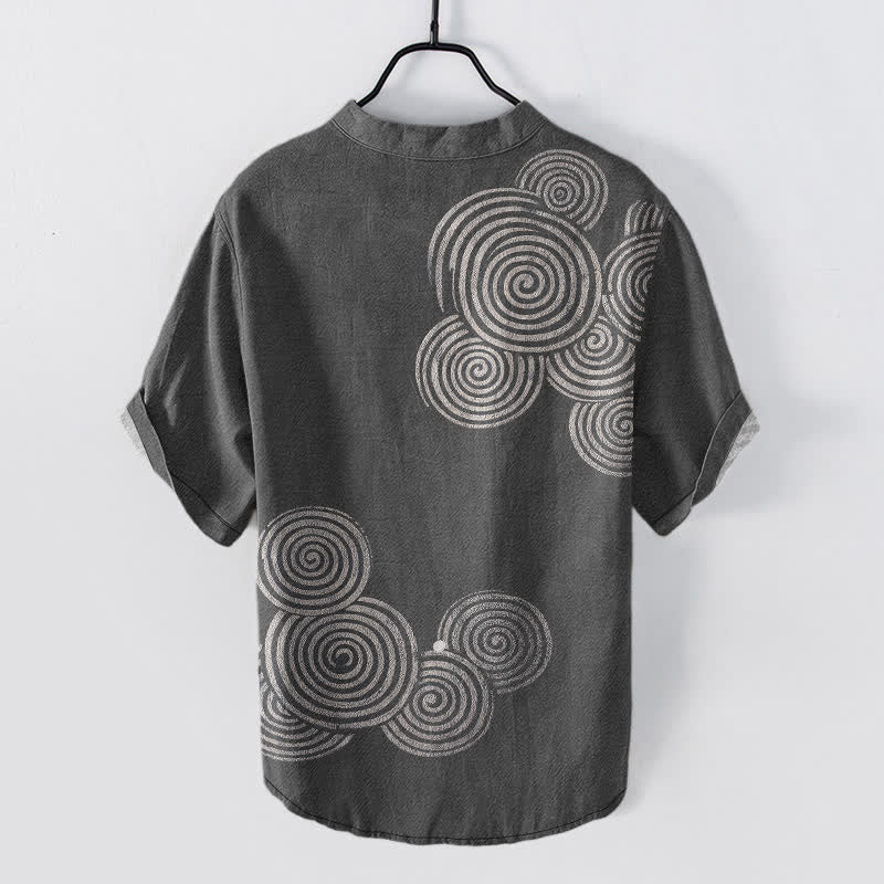 Buddha Stones Camicia da uomo a maniche corte con mezzo bottone e motivo a spirale in cotone. - image 6