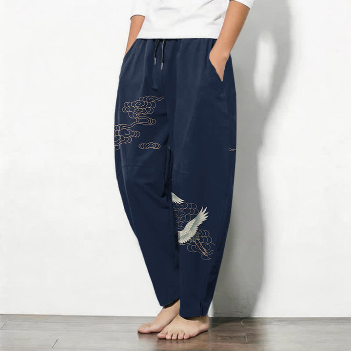 Buddha Stones Pantaloni da uomo affusolati con coulisse e tasche, in puro cotone, con motivo gru volante e nuvole. - image 1