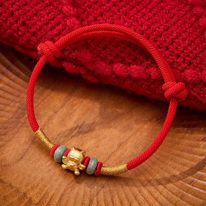 Braccialetto con perline di giada a forma di gatto portafortuna, intrecciato a mano con filo rosso e Buddha Stones. - Filo di giada e rosso (circonferenza del polso: 16-18 cm) - image 0
