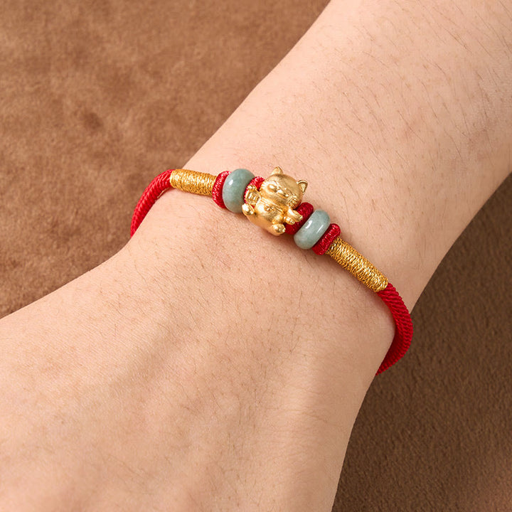 Braccialetto con perline di giada a forma di gatto portafortuna, intrecciato a mano con filo rosso e Buddha Stones. - image 9