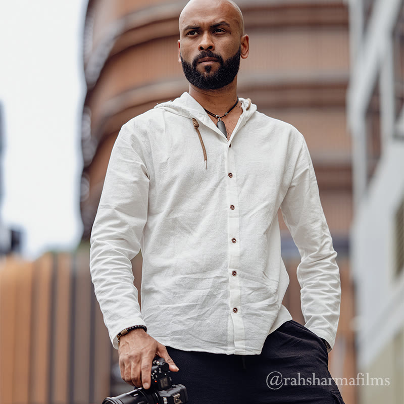 Camicia da uomo a maniche lunghe con cappuccio, coulisse e bottoni, tinta unita, con stampa Buddha Stones. - image 1