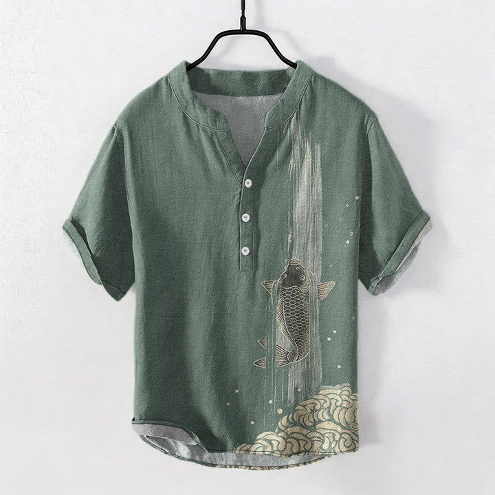 Buddha Stones Camicia da uomo a maniche corte con mezzo bottone e stampa di carpe koi in cotone, motivo a onde d'acqua. - Verde Mare Scuro - US/UK/AU50, EU60 (5XL) - image 0