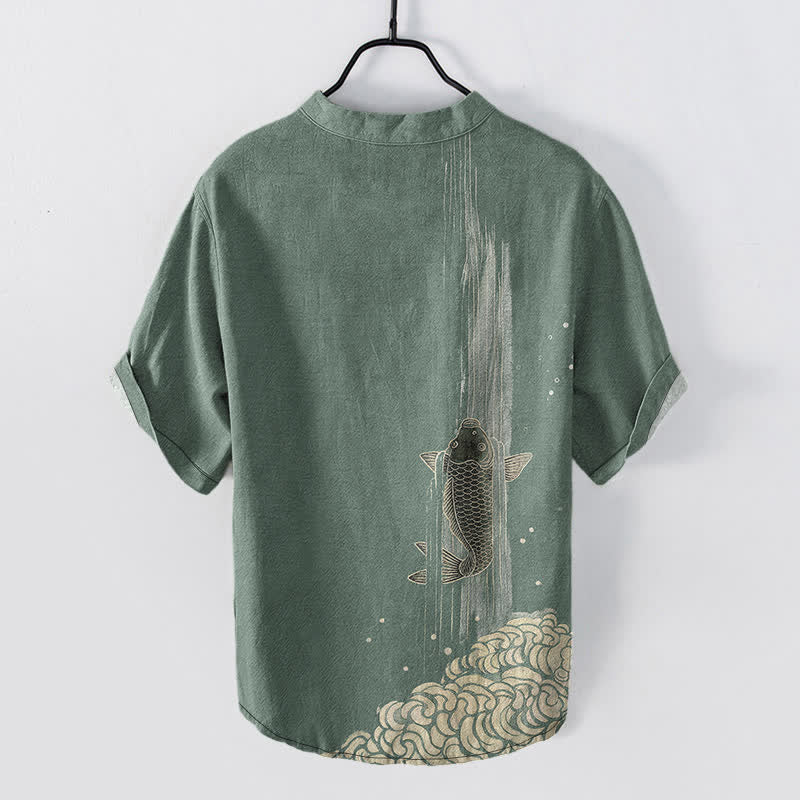 Buddha Stones Camicia da uomo a maniche corte con mezzo bottone e stampa di carpe koi in cotone, motivo a onde d'acqua. - image 1