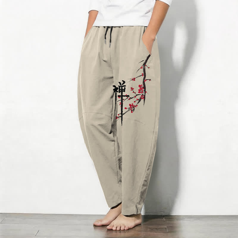 Buddha Stones Pantaloni da uomo affusolati con coulisse e tasche, in puro cotone, con motivo floreale Zen a fiori di prugno. - image 1