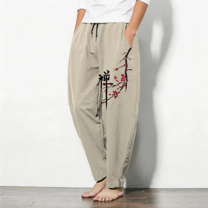 Buddha Stones Pantaloni da uomo affusolati con coulisse e tasche, in puro cotone, con motivo floreale Zen a fiori di prugno. - image 1