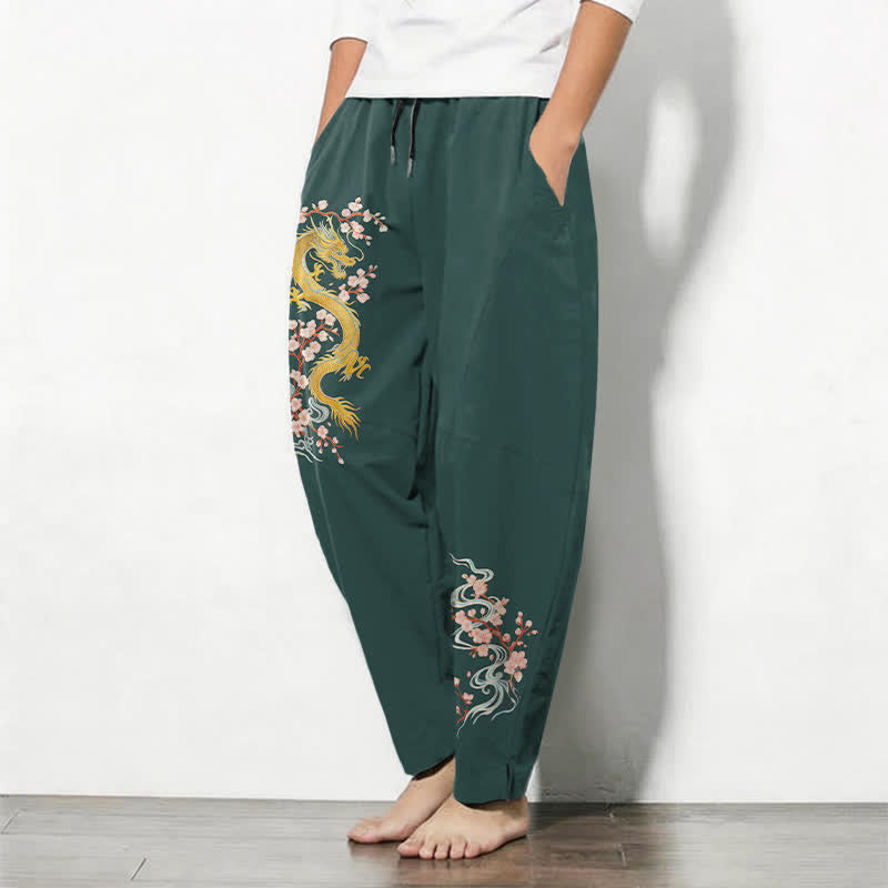 Buddha Stones Pantaloni da uomo affusolati in puro cotone con coulisse e tasche, fantasia "Dragon Blossom" dorata. - image 1