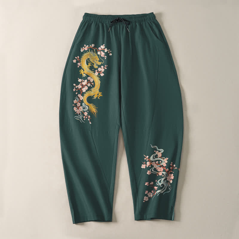 Buddha Stones Pantaloni da uomo affusolati in puro cotone con coulisse e tasche, fantasia "Dragon Blossom" dorata. - image 2