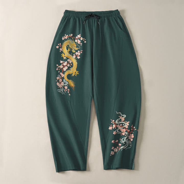Buddha Stones Pantaloni da uomo affusolati in puro cotone con coulisse e tasche, fantasia "Dragon Blossom" dorata. - image 2