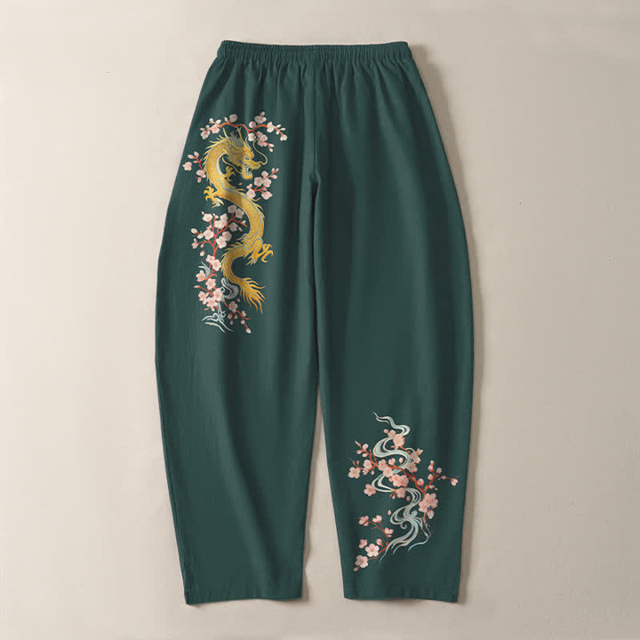 Buddha Stones Pantaloni da uomo affusolati in puro cotone con coulisse e tasche, fantasia "Dragon Blossom" dorata. - image 3