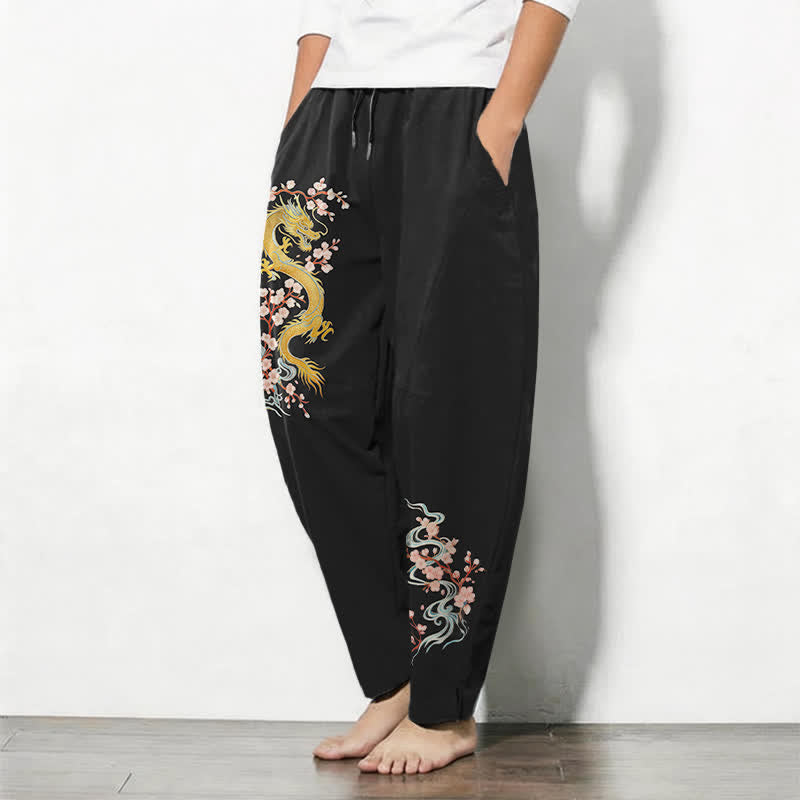 Buddha Stones Pantaloni da uomo affusolati in puro cotone con coulisse e tasche, fantasia "Dragon Blossom" dorata. - image 8